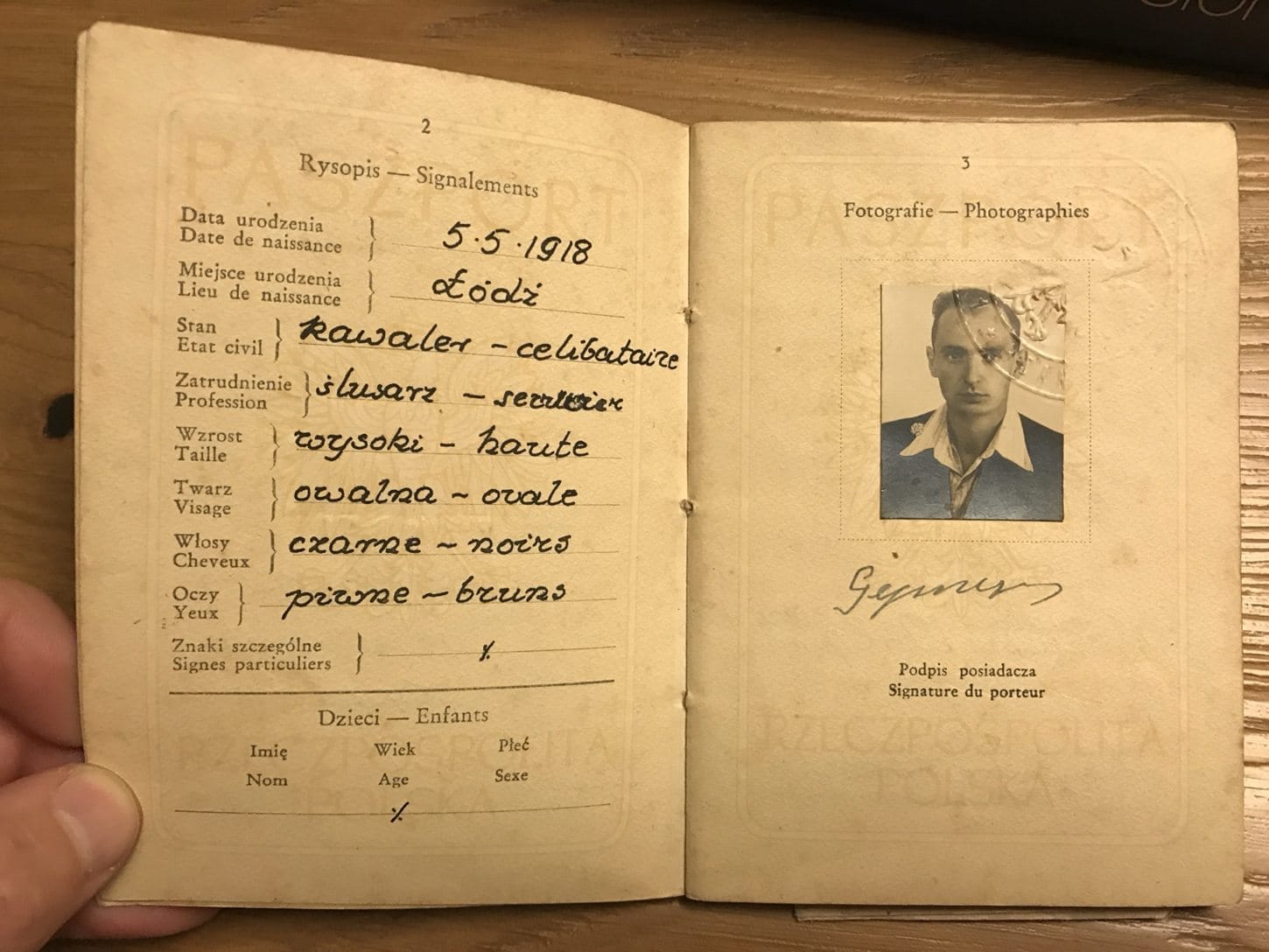 Passport pages 2 and 3: handwritten physical description and a portrait photograph of Majer Gepner.