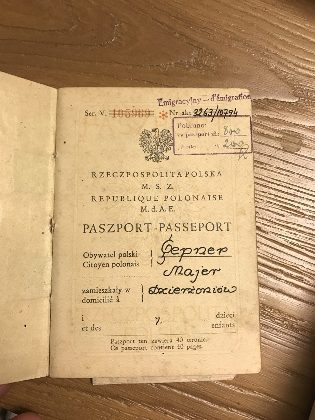 Title page of a 1948 Polish emigration passport issued to Majer Gepner of Dzierżoniów.