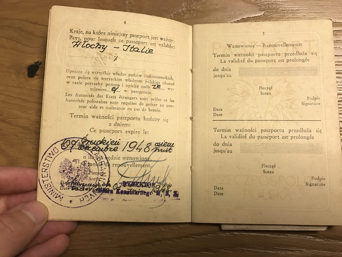 Passport pages 4 and 5: countries of validity written as Włochy – Italie, with a 1948 ministry stamp.